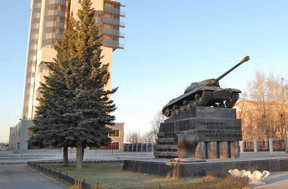 Площадь победы челябинск. Комсомольская площадь Челябинск. Танк на Комсомольской площади в Челябинске. Памятник на Комсомольской площади в Челябинске. Комсомольская площадь Челябинск 2024.